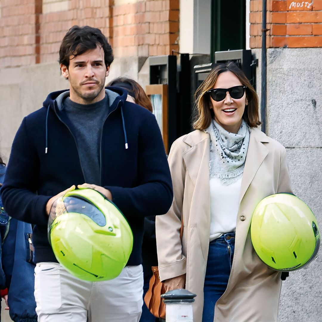 Tamara Falcó e Íñigo Onieva sujetando los cascos de la moto