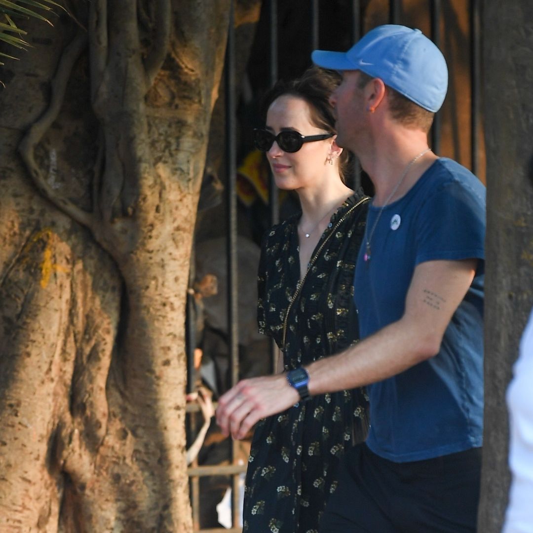 Dakota Johnson presume su estilo 'boho' de la mano de Chris Martin