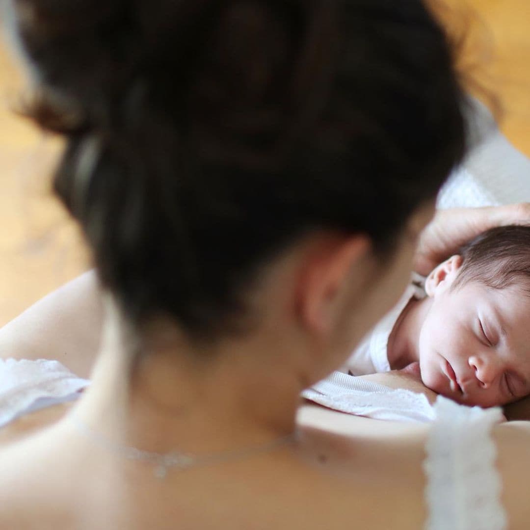 ‘Mi bebé se queda dormido mientras le doy el pecho: ¿cómo sé si ha tomado suficiente leche?’