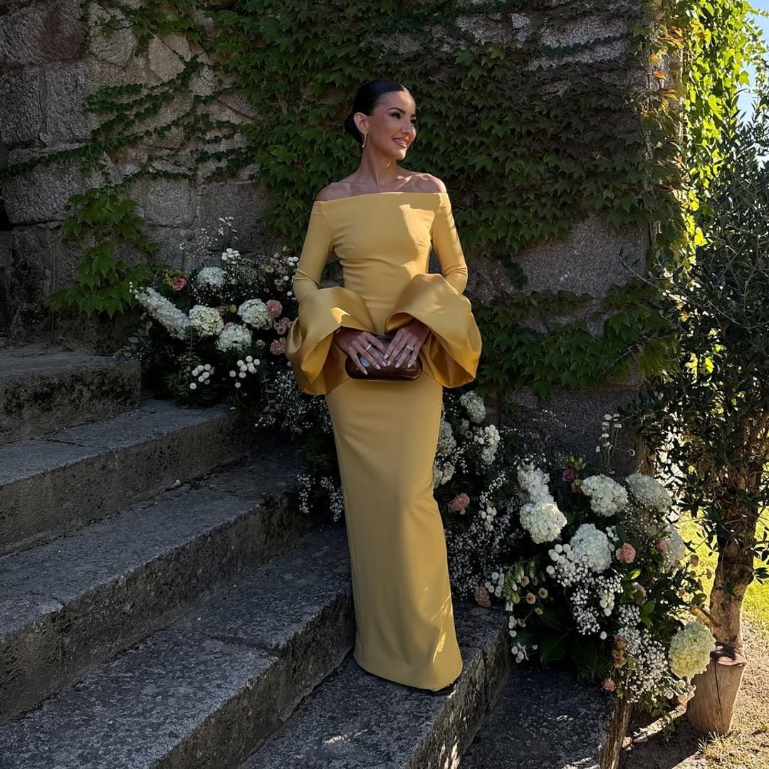 Alexandra Pereira deslumbra en la boda de su hermana con un romántico vestido Bardot de puños globo