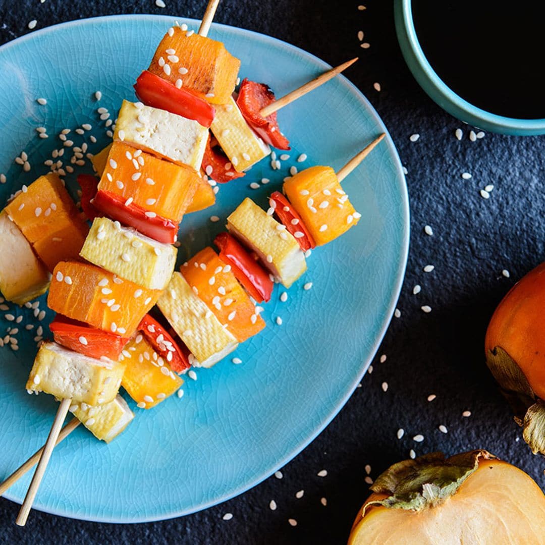 Brochetas de tofu y caqui