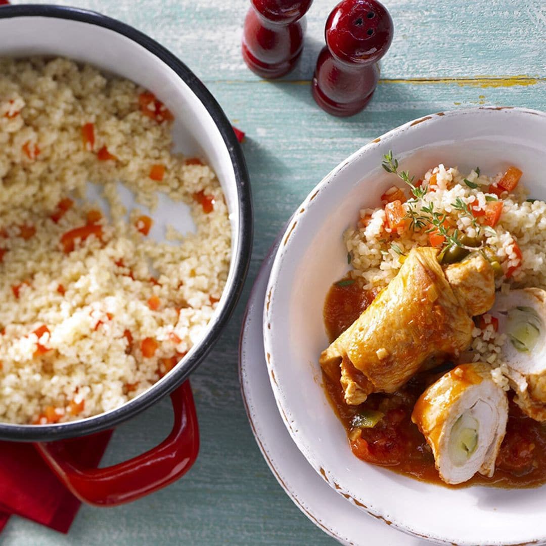 Rollitos de pavo rellenos de puerro con cuscús y salsa de tomate