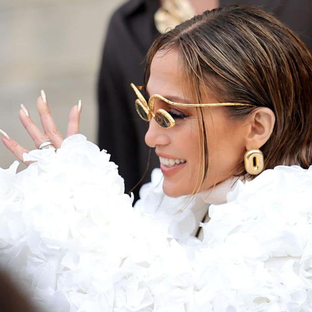 Jennifer Lopez sorprende con radical cambio de look en un desfile de moda en París