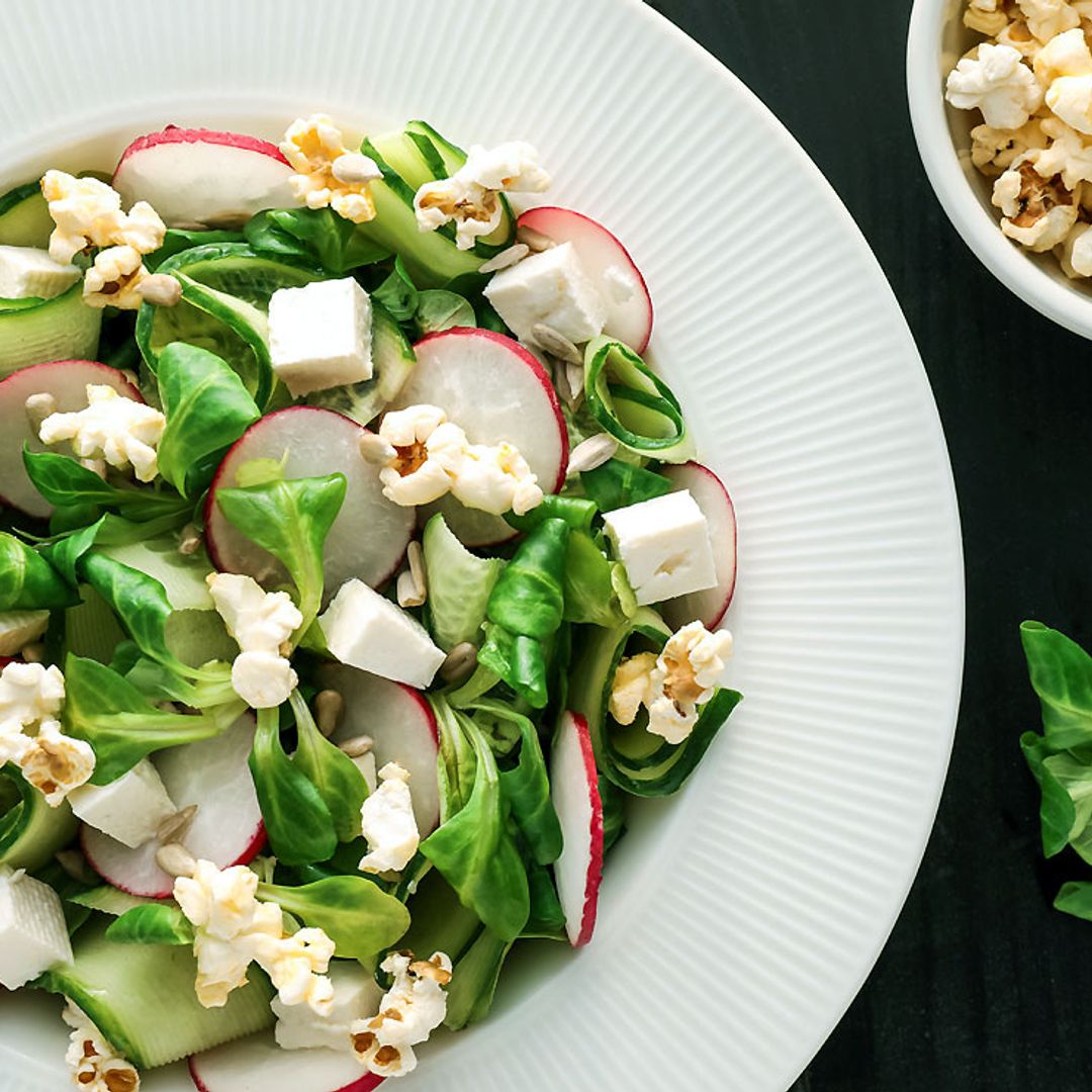 Ensalada de rabanitos, canónigos y palomitas