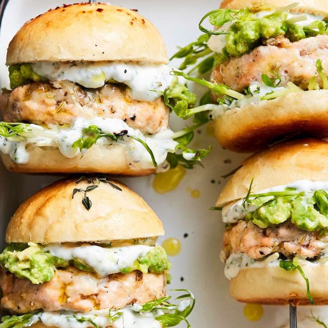 Mini hamburguesas de salmón con crema agria de cebollino y aguacate