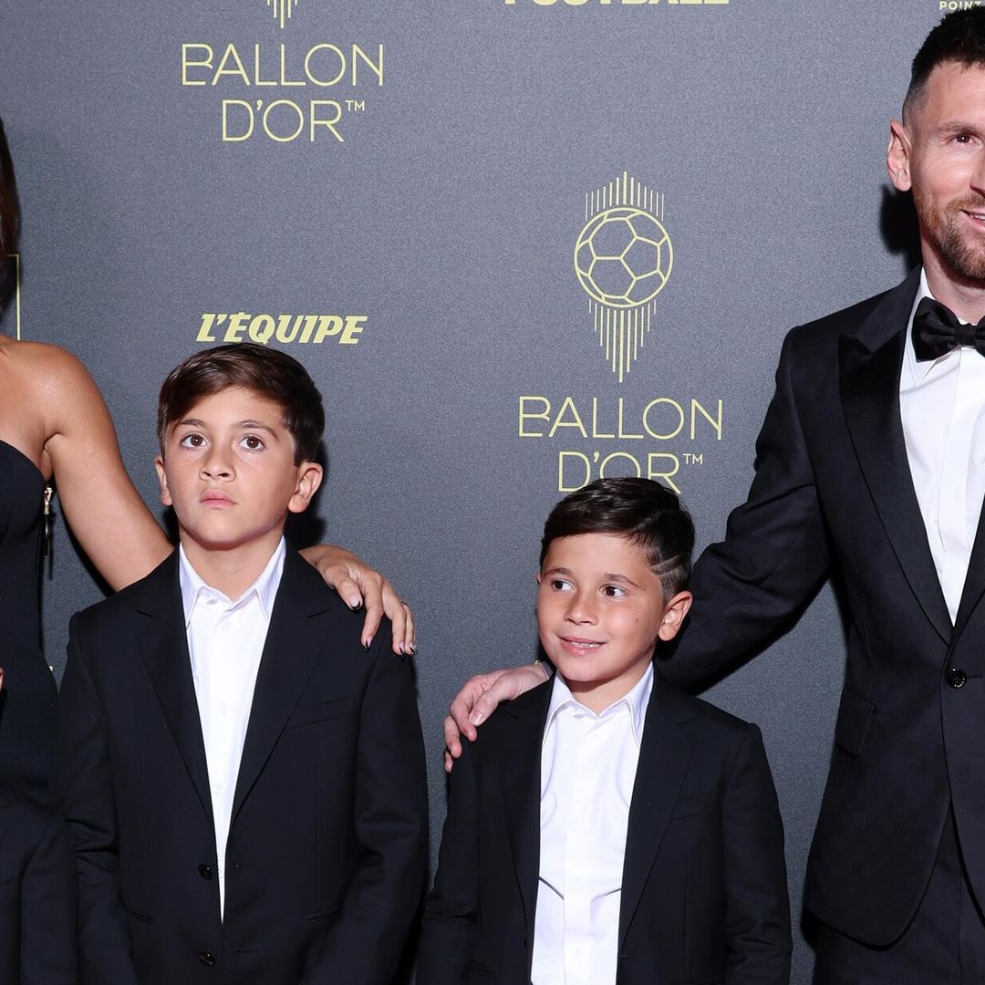 Rodeado del amor de su familia, Messi recibe su octavo Balón de Oro