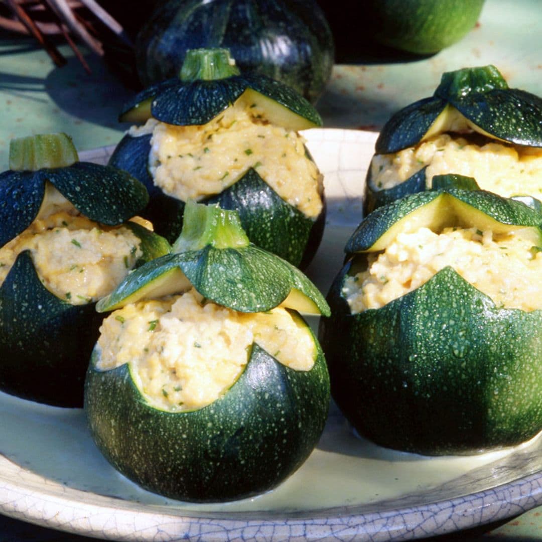 Calabacines redondos rellenos de revuelto de parmesano