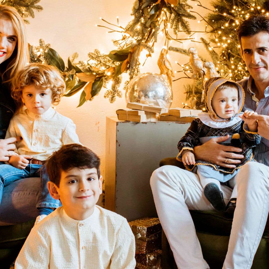 ¡Primeras Navidades como familia numerosa!: Víctor Janeiro y Beatriz Trapote posan así de felices con sus tres hijos