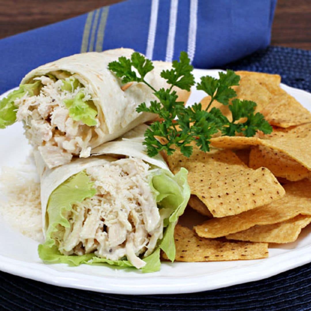 'Wraps' de ensalada de pollo con salsa César