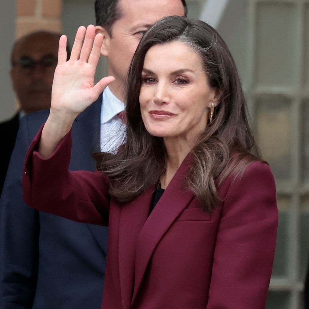 La reina Letizia actualiza el 'power dressing' con un traje burdeos y sus mocasines de tacón cómodo