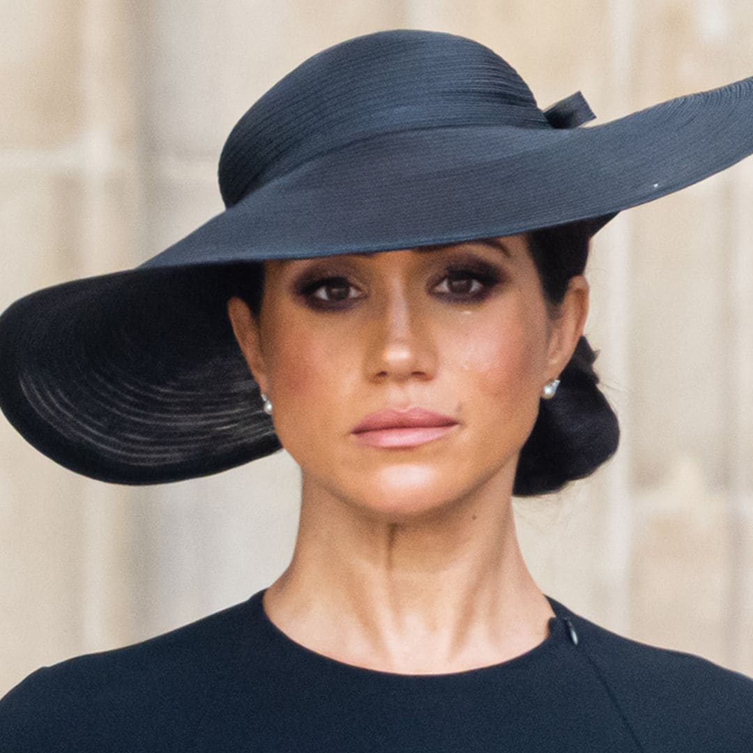 Elegante pamela y vestido-capa, Meghan Markle rinde tributo a la Reina de las reinas