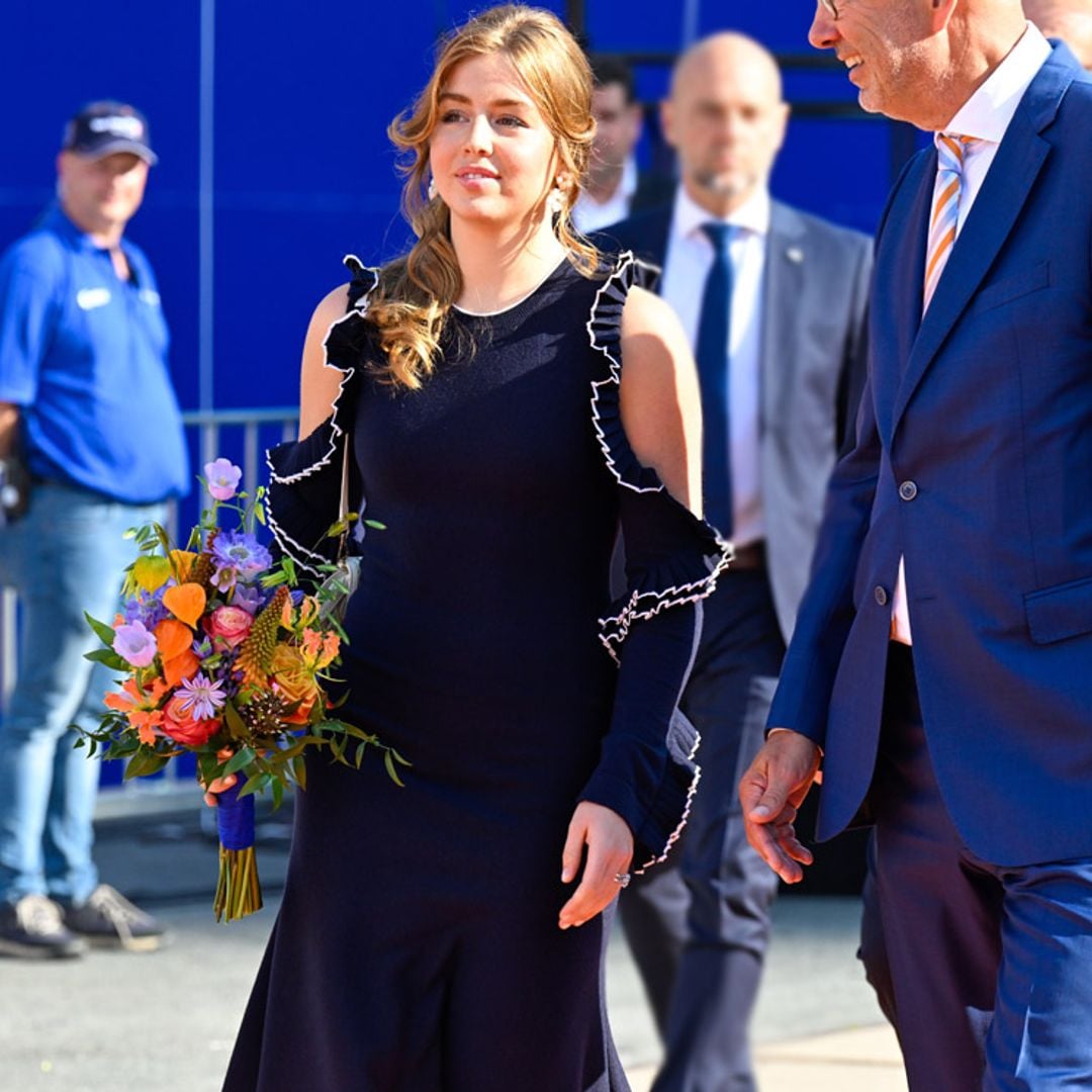 Alexia de Países Bajos rescata un vestido marinero de su madre y pendientes españoles para su debut en solitario