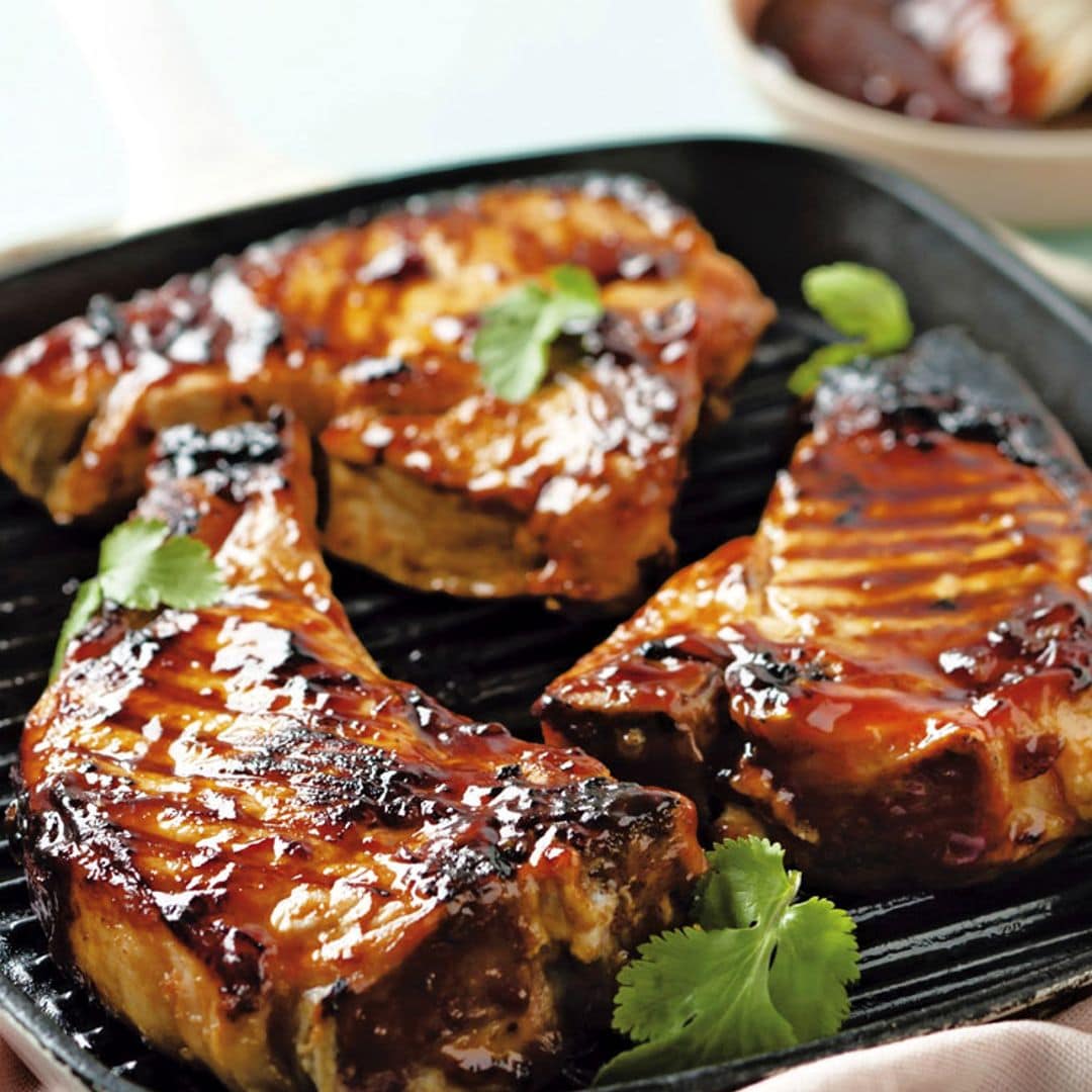 Chuletas de cerdo con salsa barbacoa de arándanos