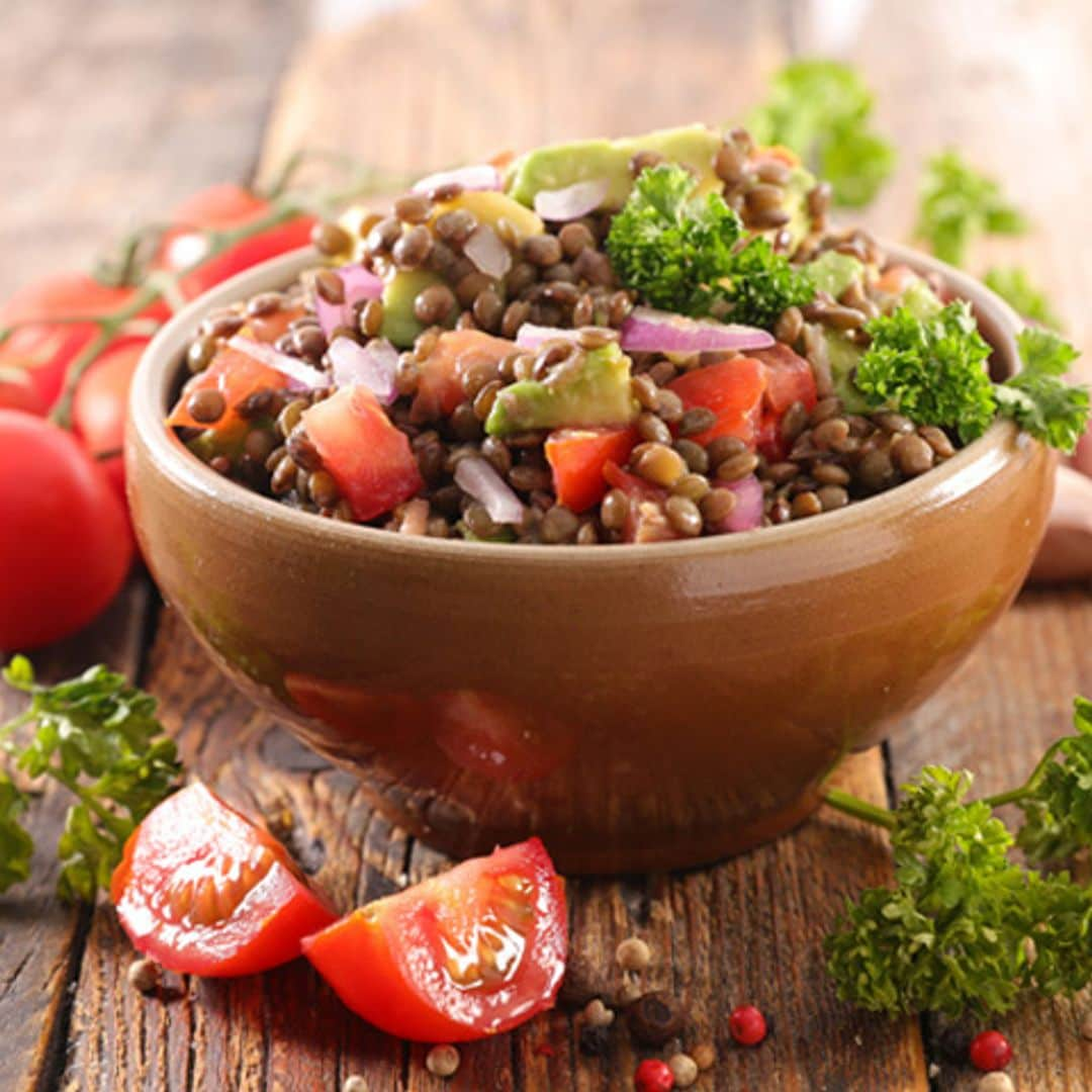 Ensalada de lentejas con atún, tomate y aguacate