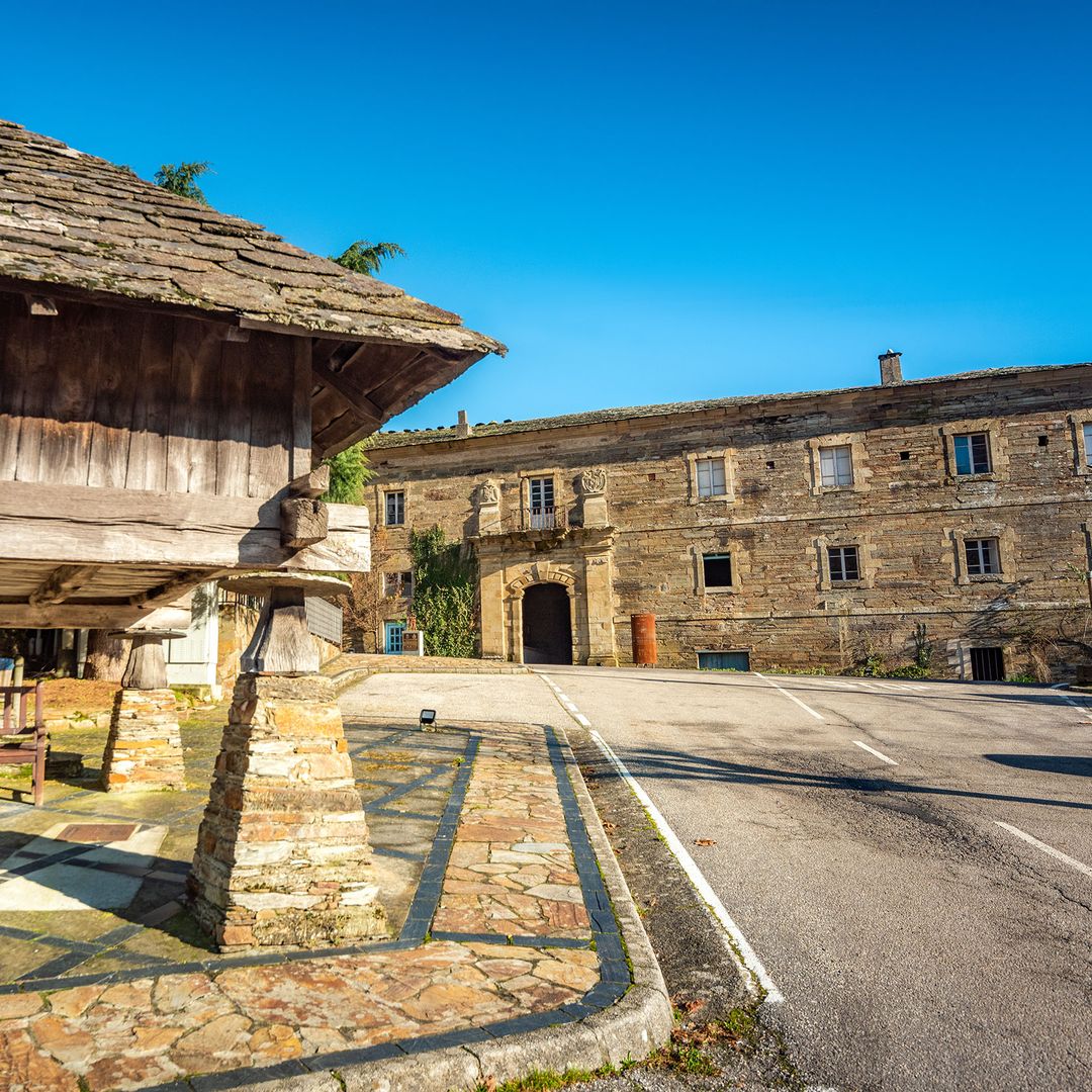 El pequeño pueblo del interior de Asturias que tiene un monasterio y un palacio renacentista