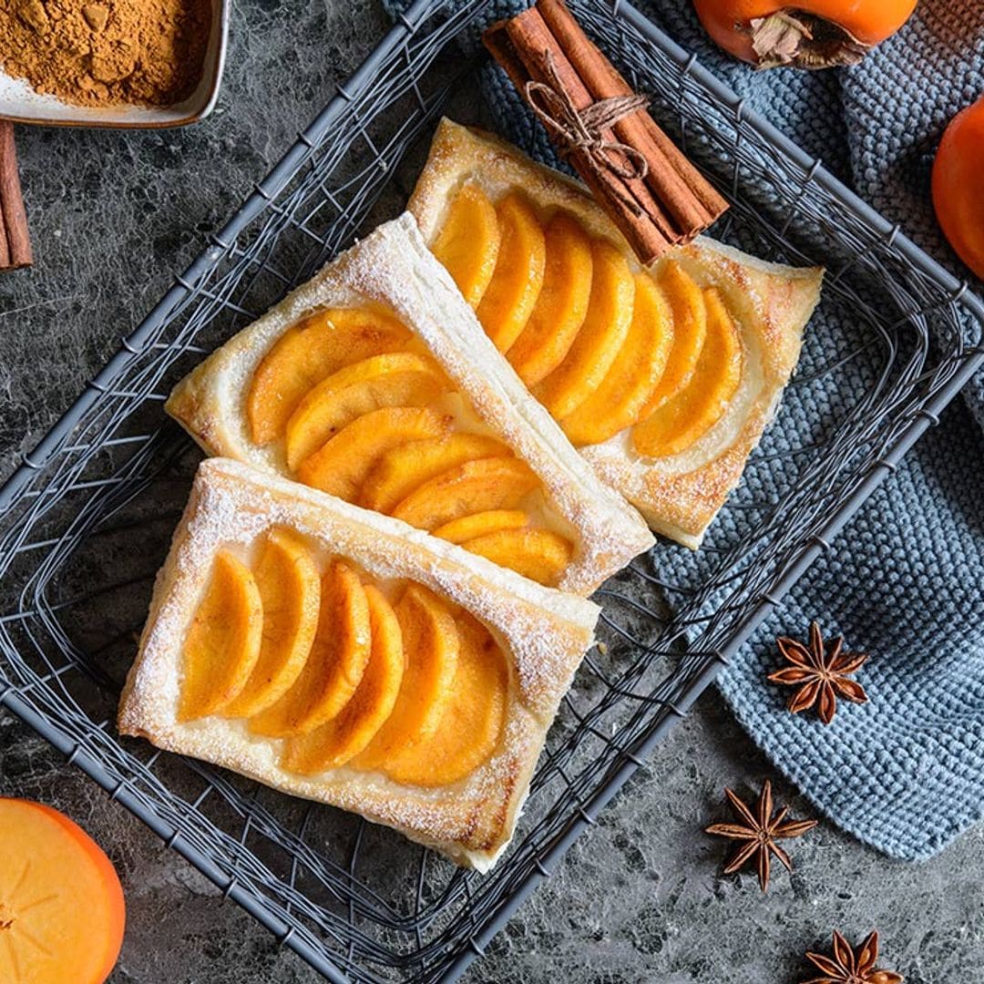 Tartaletas de hojaldre con crema y caqui