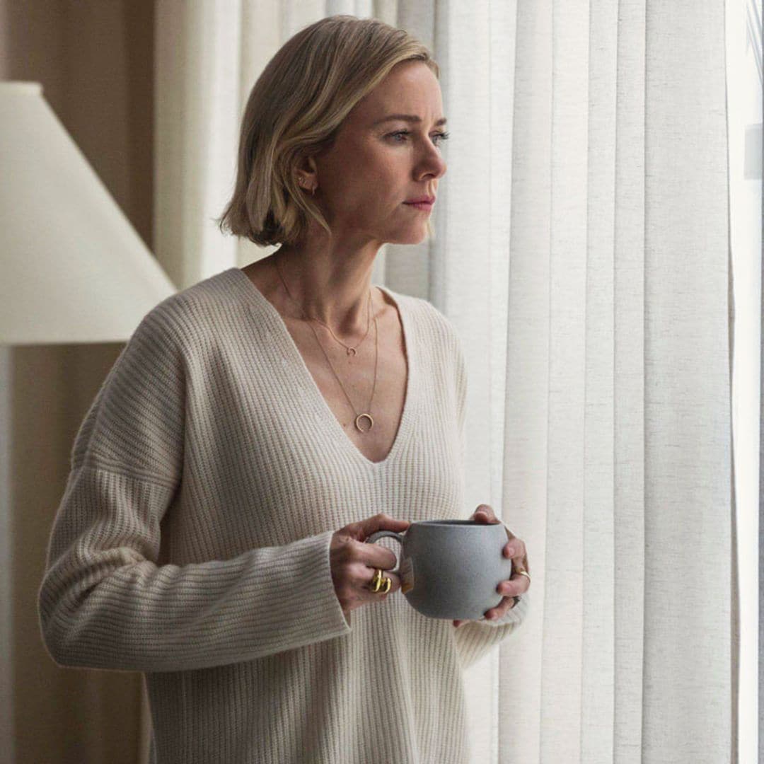 Ya puedes copiar los looks más impecables de Naomi Watts en 'El Vigilante'