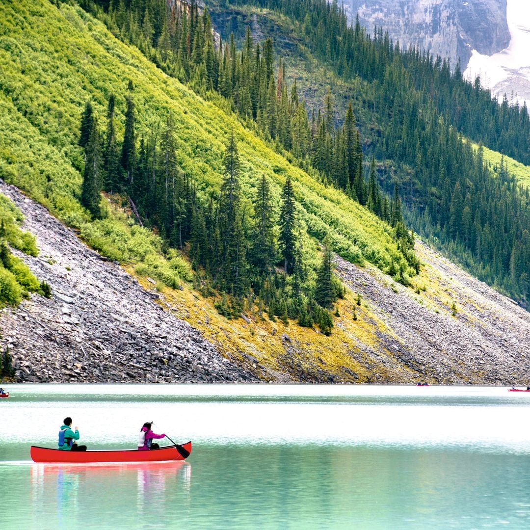 Paseo en canoa por el lago Louise en Alberta, Canadá