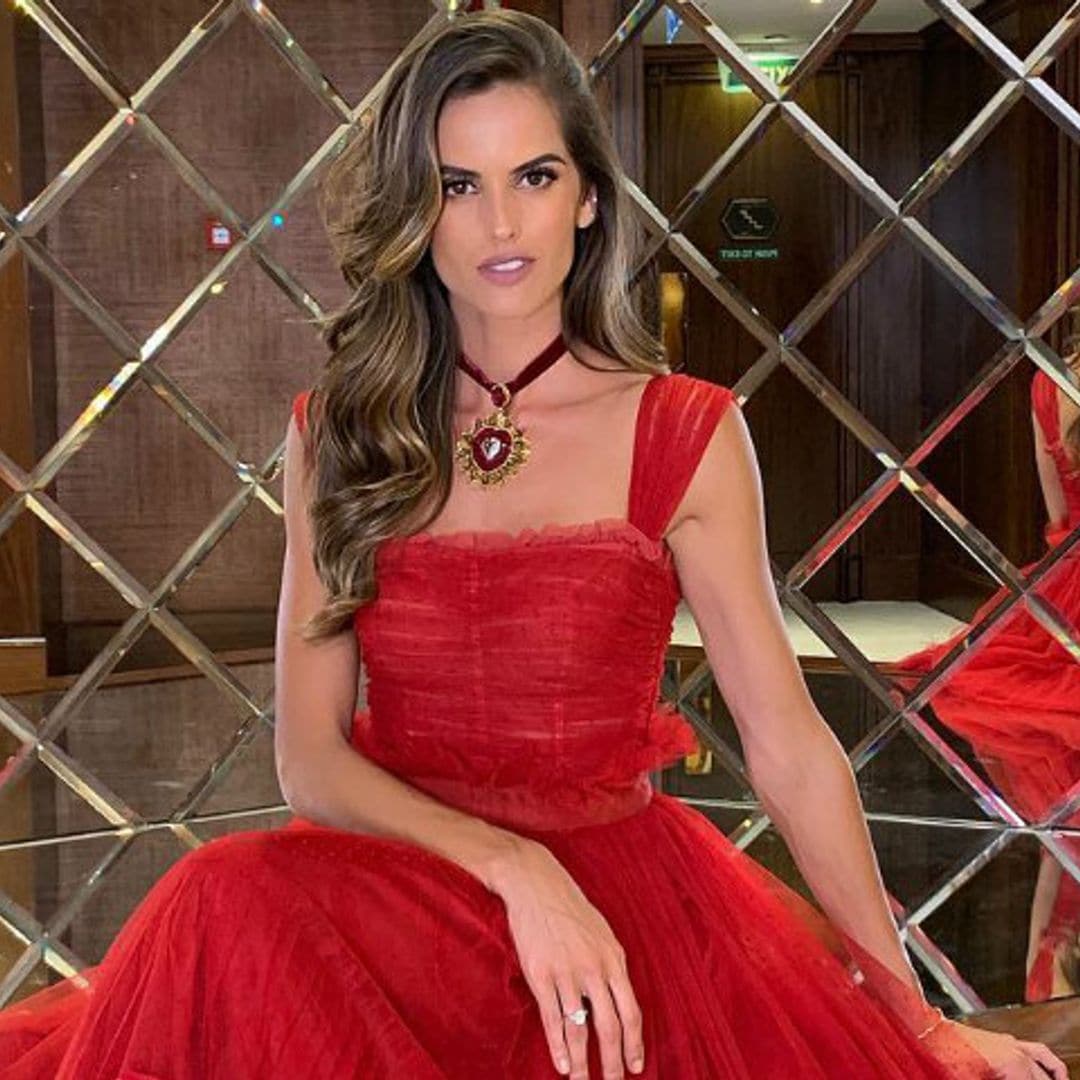 Despídete del 'nude', el rey de la noche es el vestido de bailarina rojo