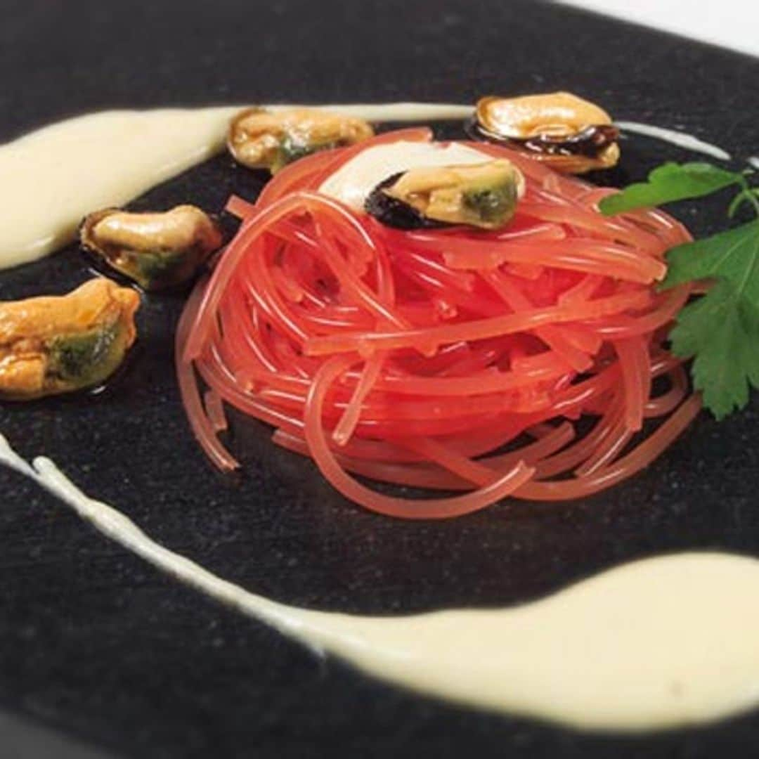 Espagueti de sandía con crema de queso fresca y mejillones