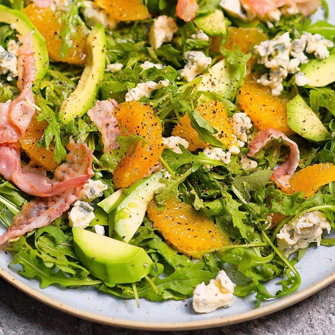 Ensalada de naranja y aguacate con queso azul, rúcula y bacón