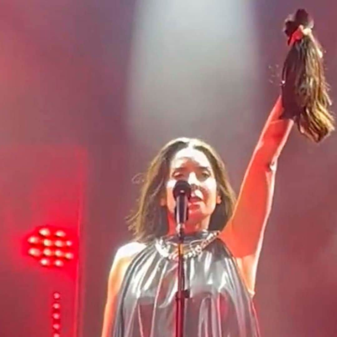 Ruth Lorenzo sorprende a su público cortándose el pelo en pleno concierto como señal de protesta