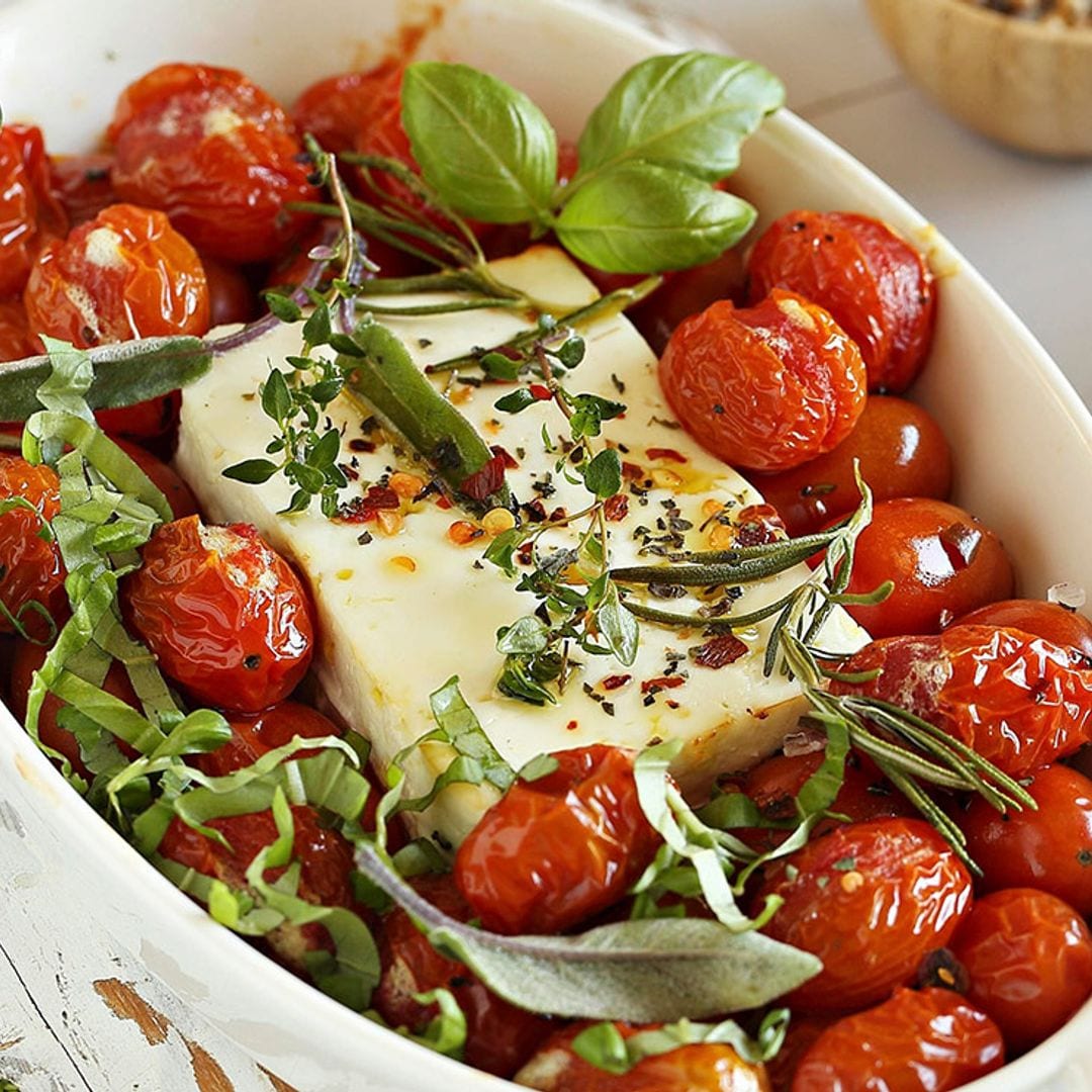 Tomates cherry asados con provolone y hierbas aromáticas