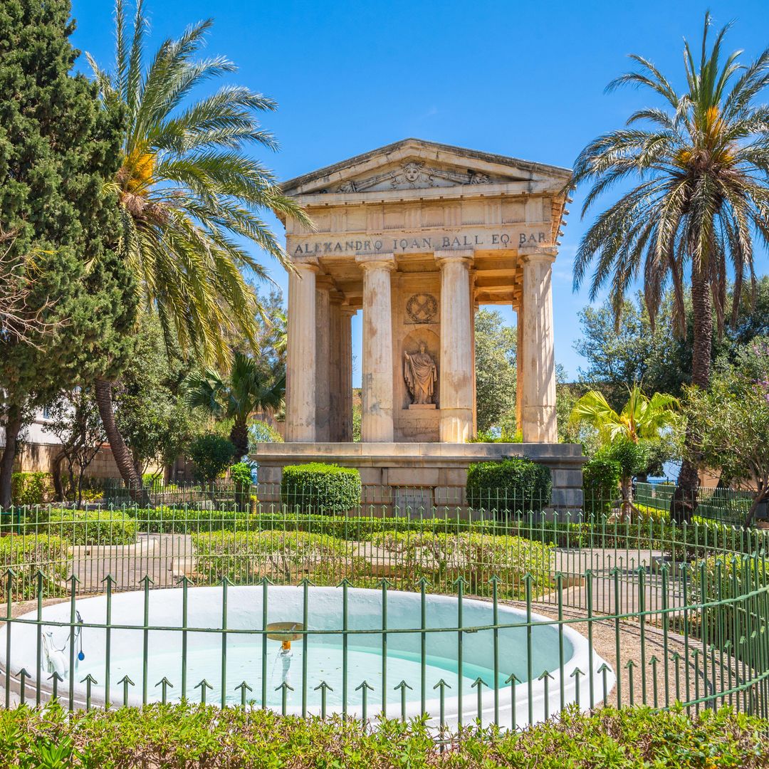 Jardines Barrakka y monumento a Alexander Ball, en La Valeta, Malta.