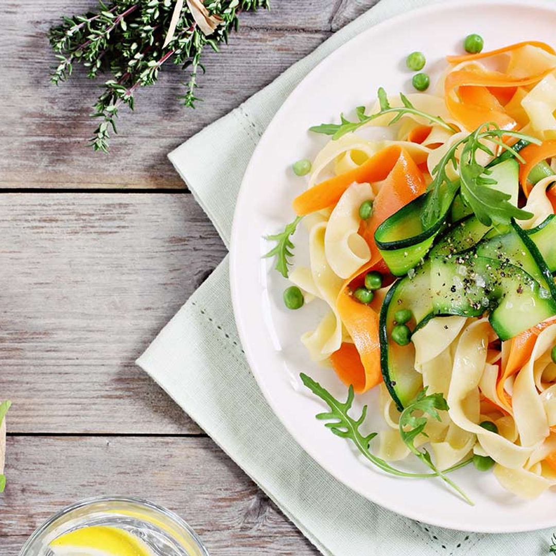 Ensalada de tiras de calabacín con pasta y zanahoria