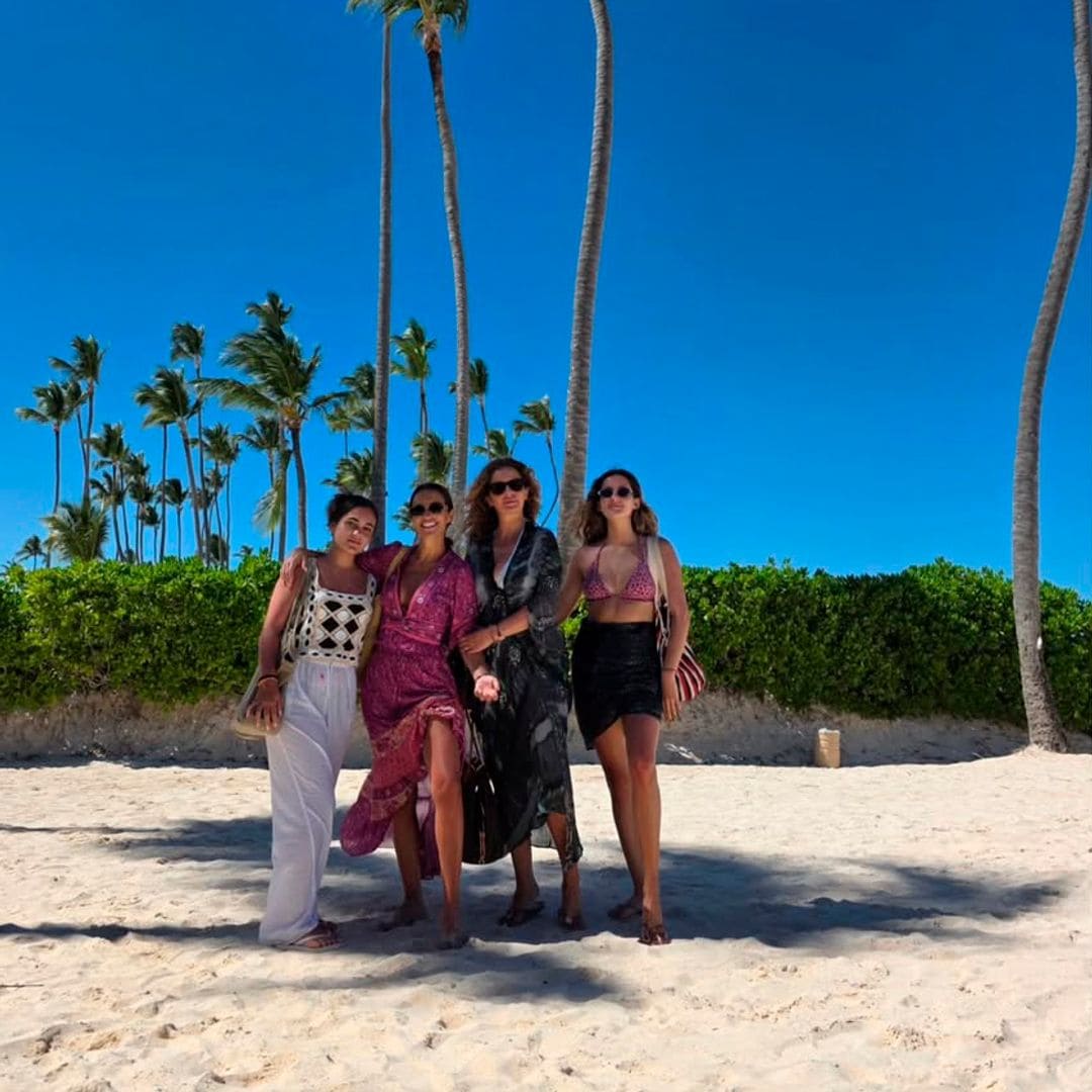 Paula Echevarría en la inauguración el nuevo hotel Zel Punta Cana, en República Dominicana, propiedad de Rafa Nadal, inaugurado en marzo de 2025. En la imagen junto con su hija Daniella Bustamante, su amiga Isabel Navarro y la hija de esta