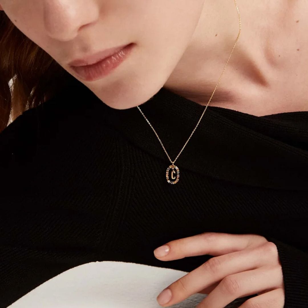 ¿Buscas un regalo bonito y asequible? 7 collares con inicial con los que acertar siempre