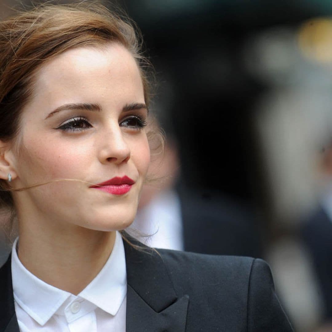 Emma Watson triunfa con un look de invierno en tendencia y estilo británico  | ¡HOLA!