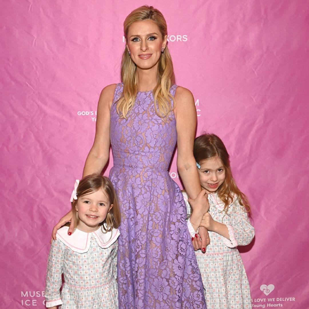 Las hijas de Nicky Hilton debutan en público con su madre