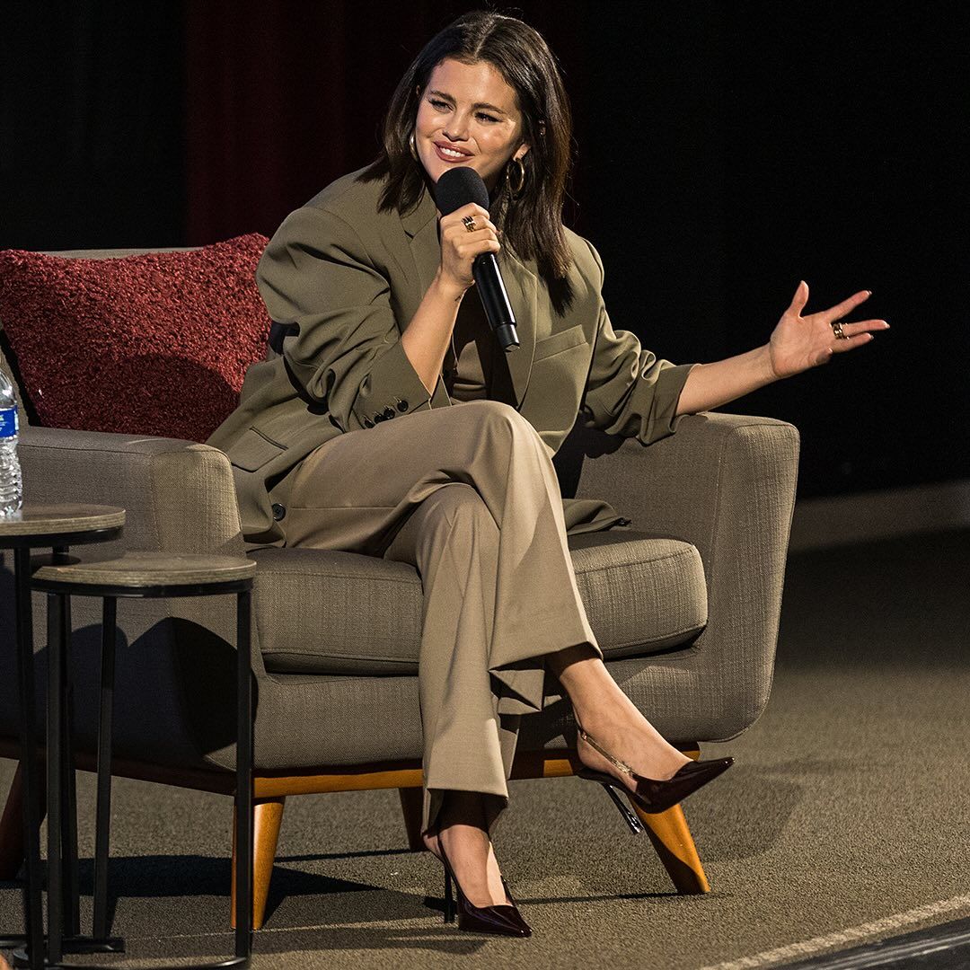 Selena Gómez se convierte en profesora universitaria por un día con el traje de chaqueta perfecto