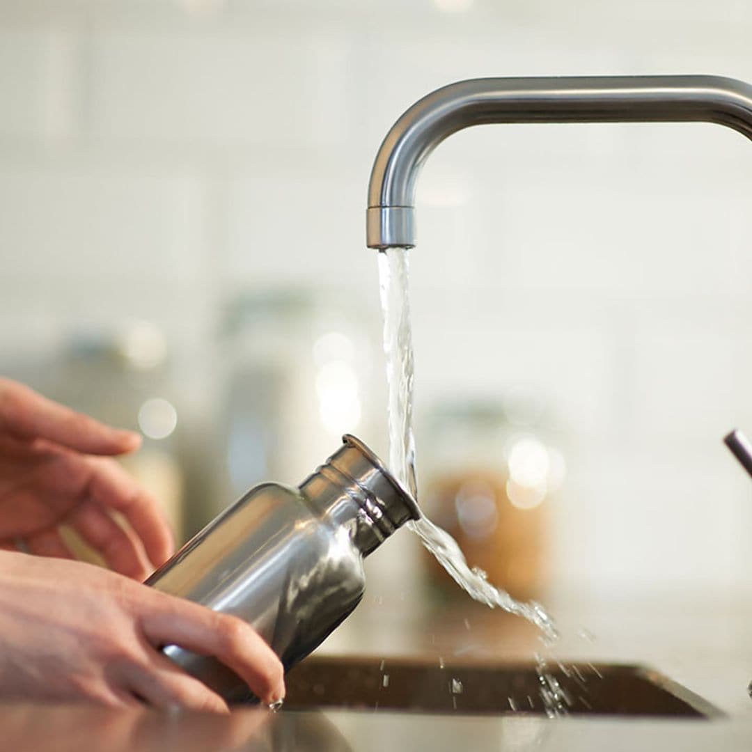 Agua purificada siempre a mano con estas botellas con filtro incorporado