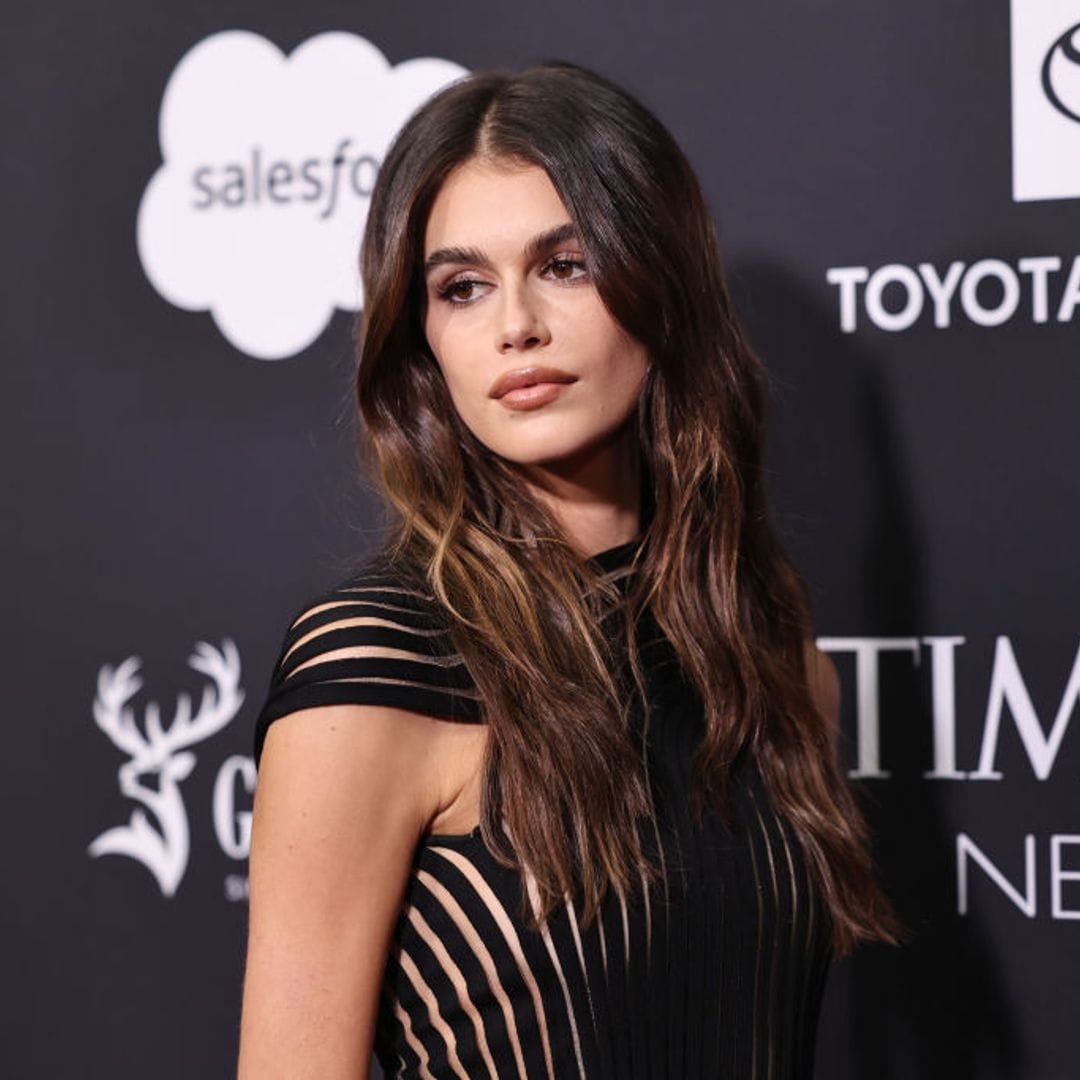 Kaia Gerber luce un vestido con transparencias y estética futurista en Nueva York