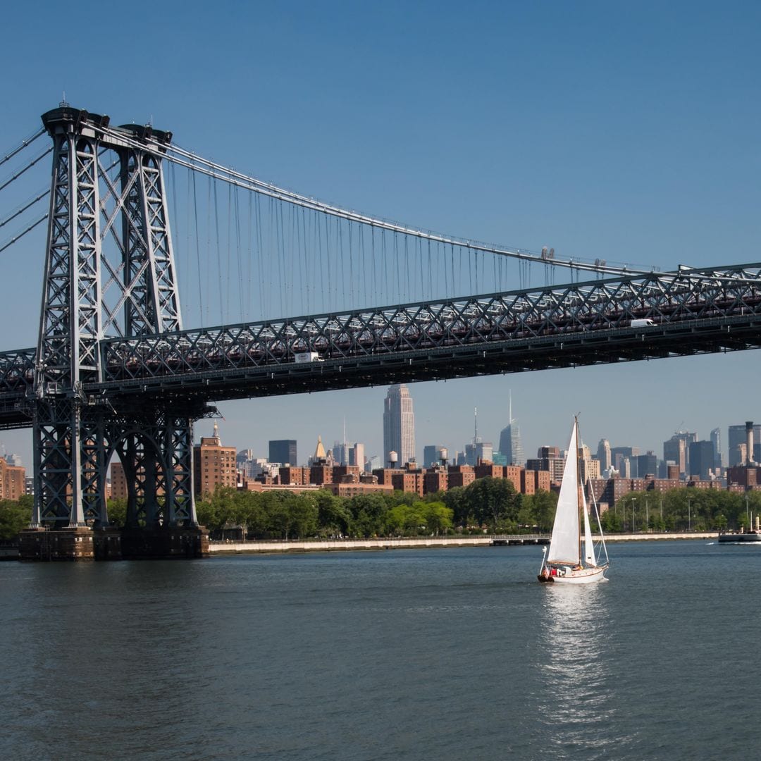 Navegando en velero por el río Hudson en Nueva York