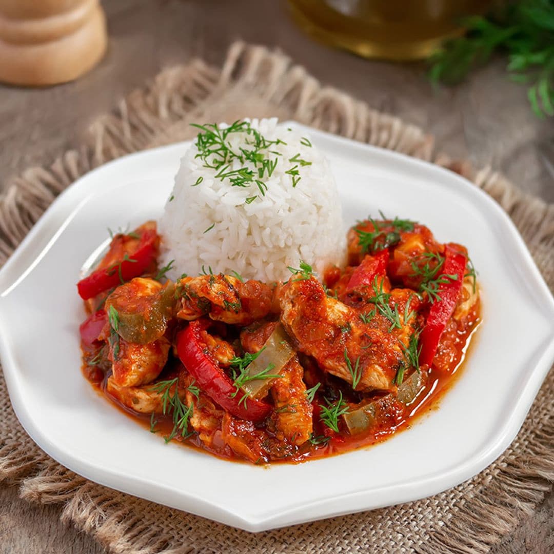 Guiso de pollo con pimientos y arroz