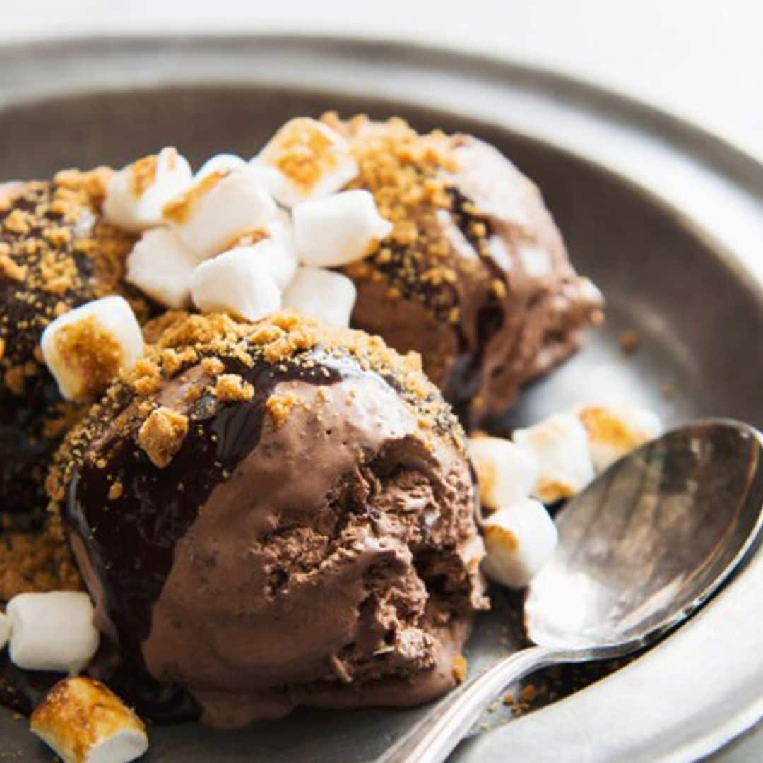 Helado de chocolate con 'marshmallows' y polvo de galleta