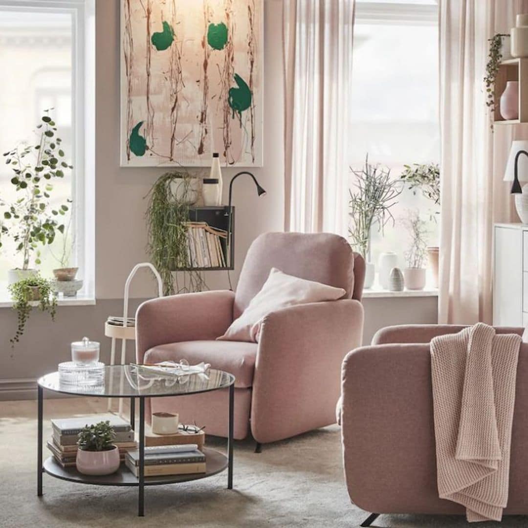 Consigue una decoración 'coquette' con estos muebles y accesorios 'low cost'