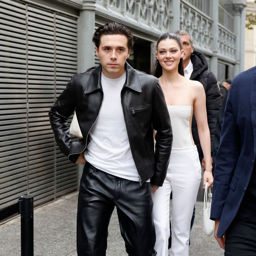 Nicola Peltz y Brooklyn Beckham aparecen a las puertas de un desfile con looks minimalistas, ¡y arriesgados!