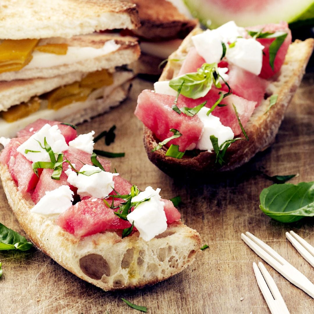 Tostas de sandía y queso feta