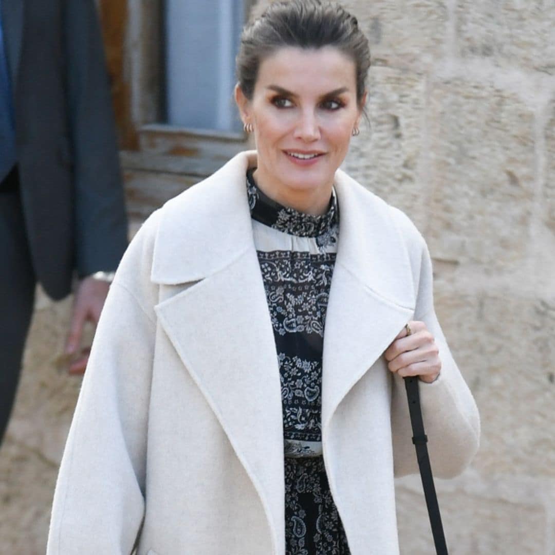 Doña Letizia estrena un vestido bohemio de las rebajas de Mango