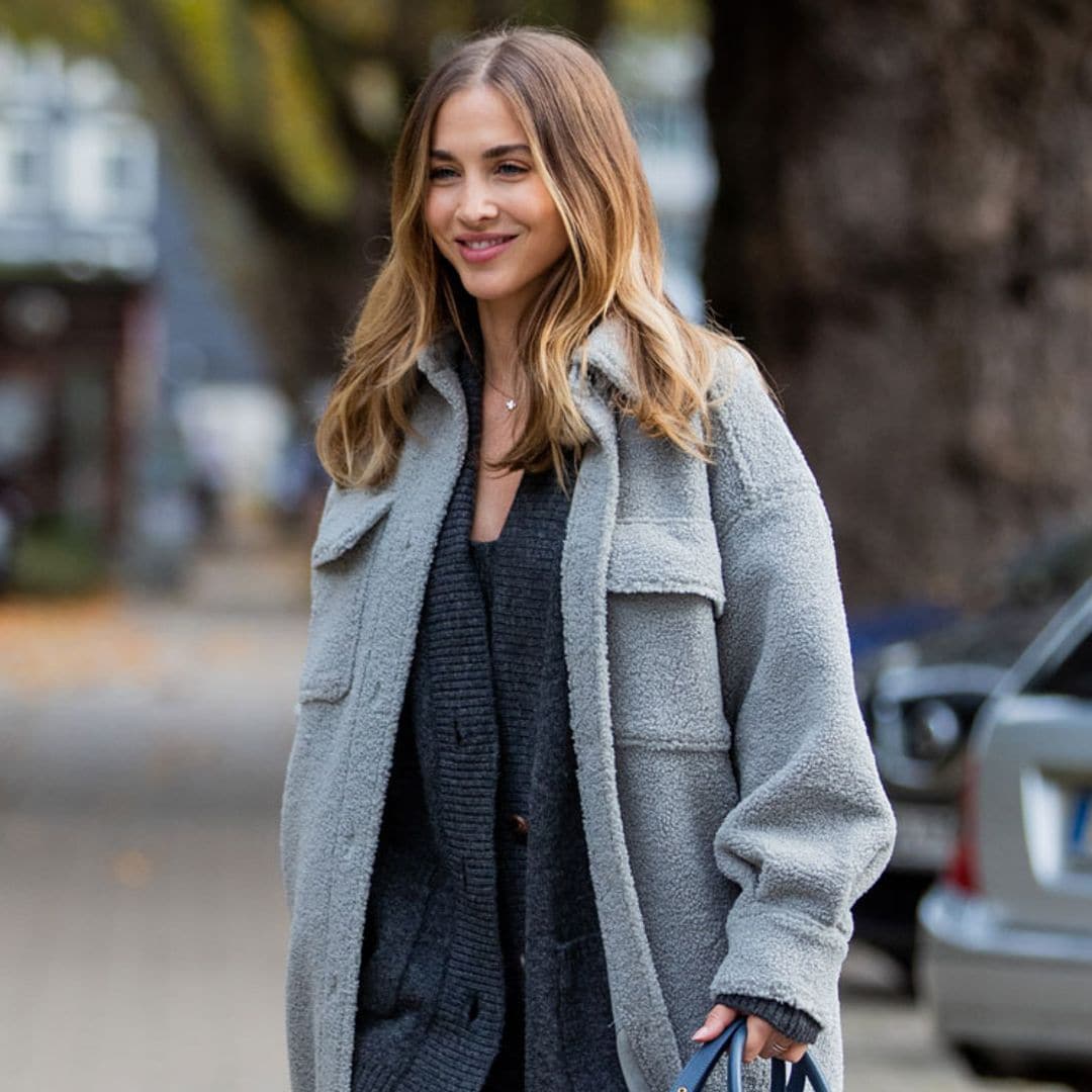 Combina tus prendas en color gris como doña Letizia o Paula Echevarría