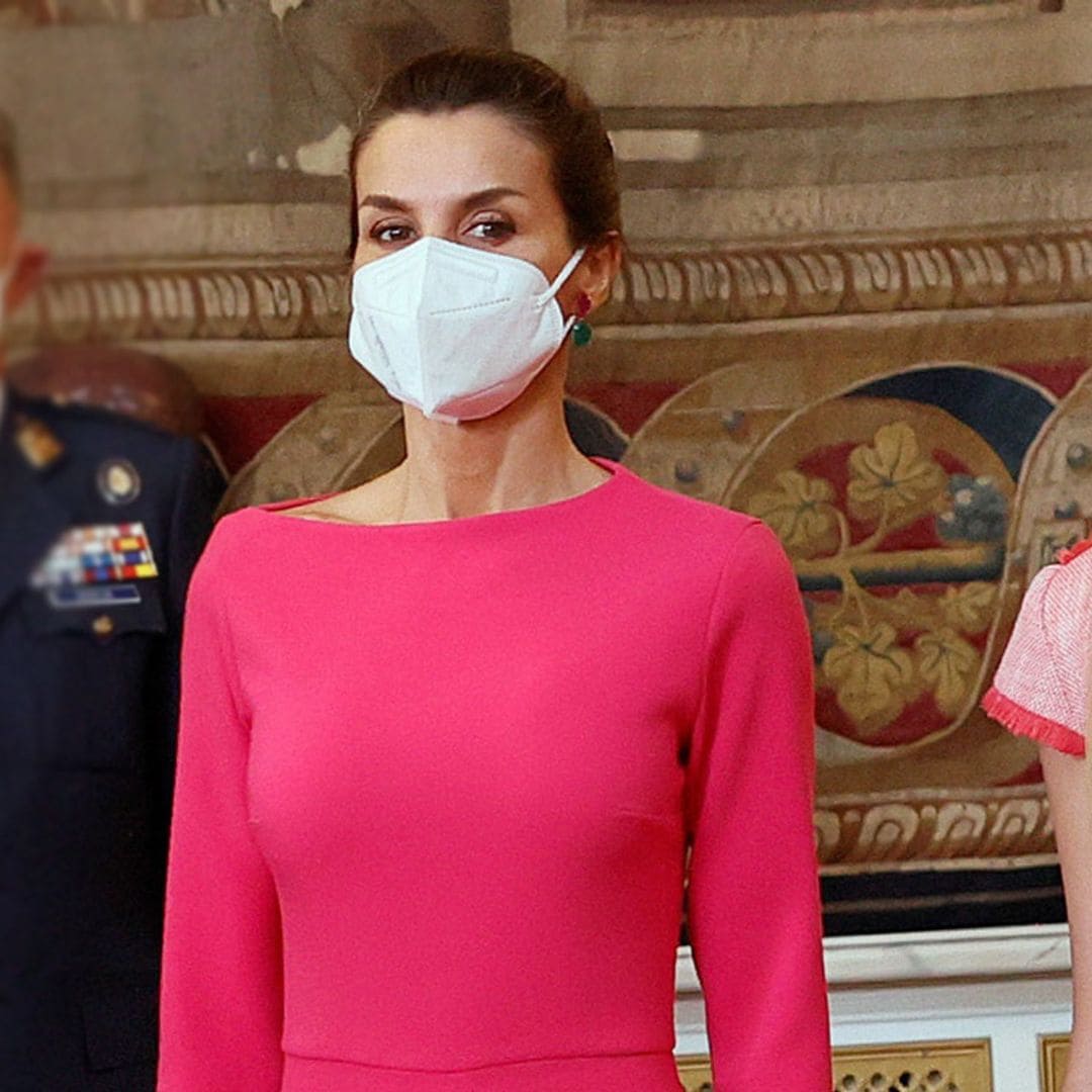 La Reina impacta con un vestido exclusivo en fucsia y estrena diseñador