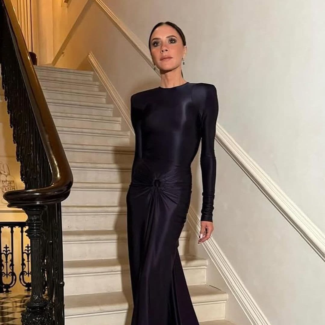 Victoria Beckham impacta con un 'dramático' vestido de invitada diseñado por ella misma