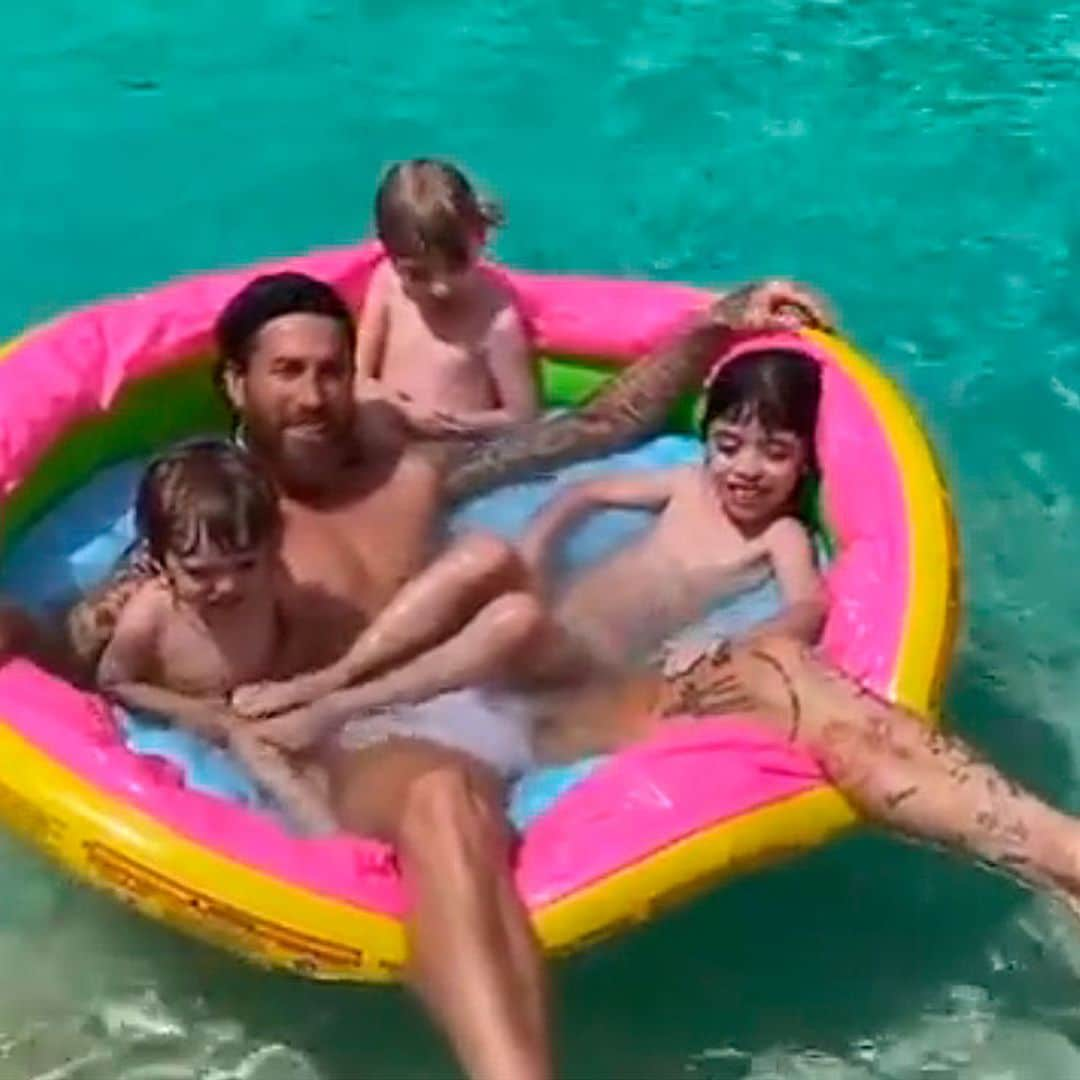 ¡Al agua, patos! Sergio Ramos disfruta de un chapuzón con sus hijos