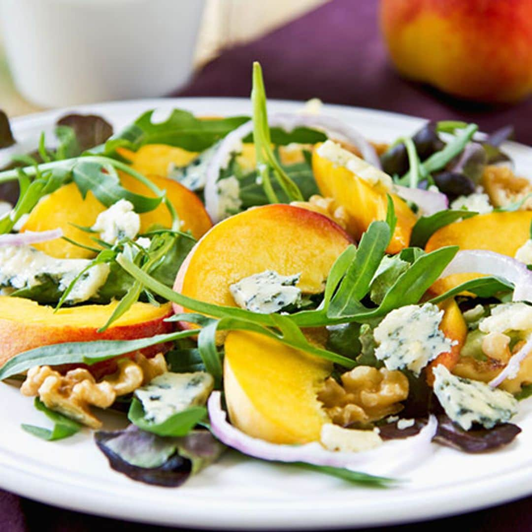 Ensalada de melocotón con rúcula, queso azul y nueces