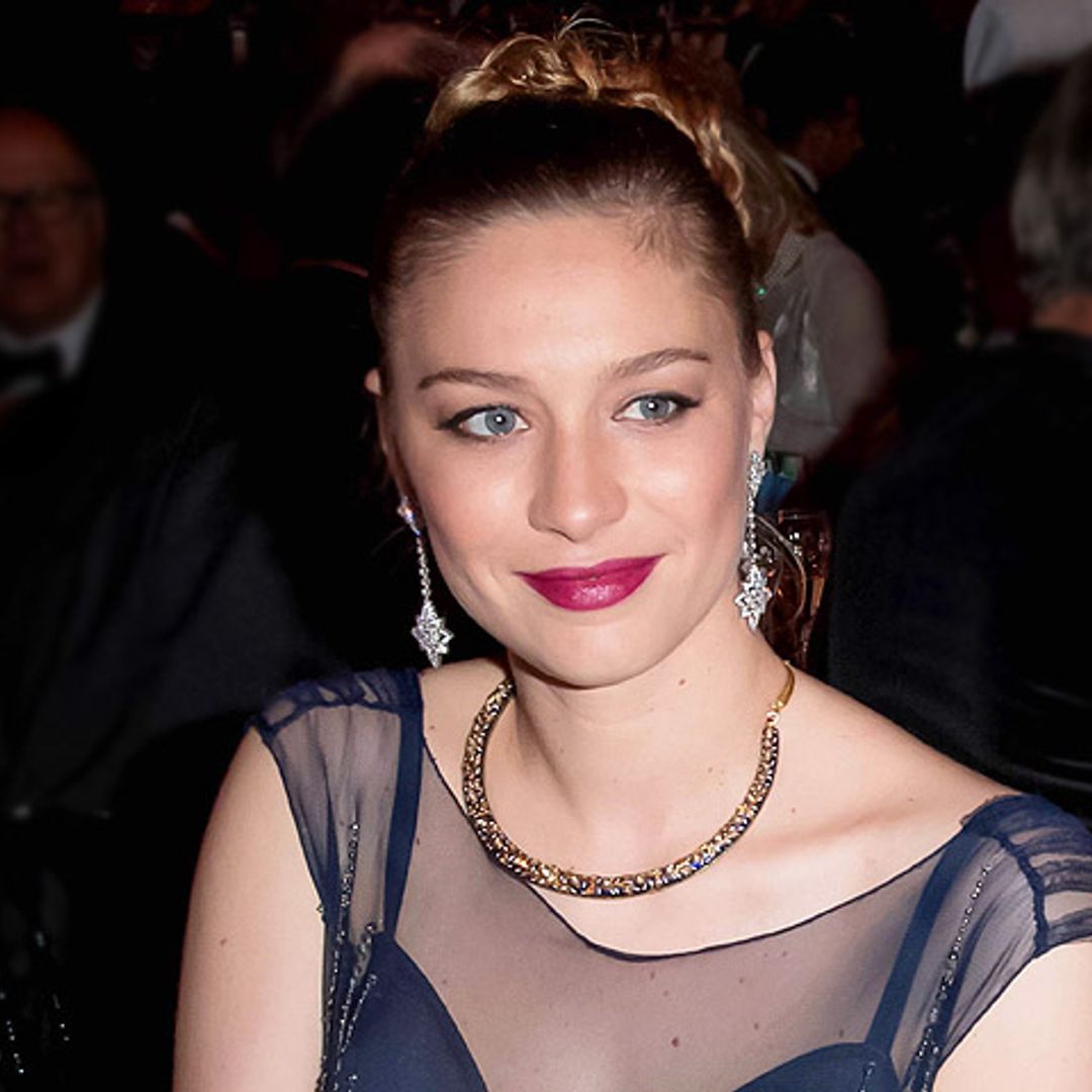 Metalizados, 'escotazo' y capa: El look de invitada más rompedor de Beatrice Borromeo