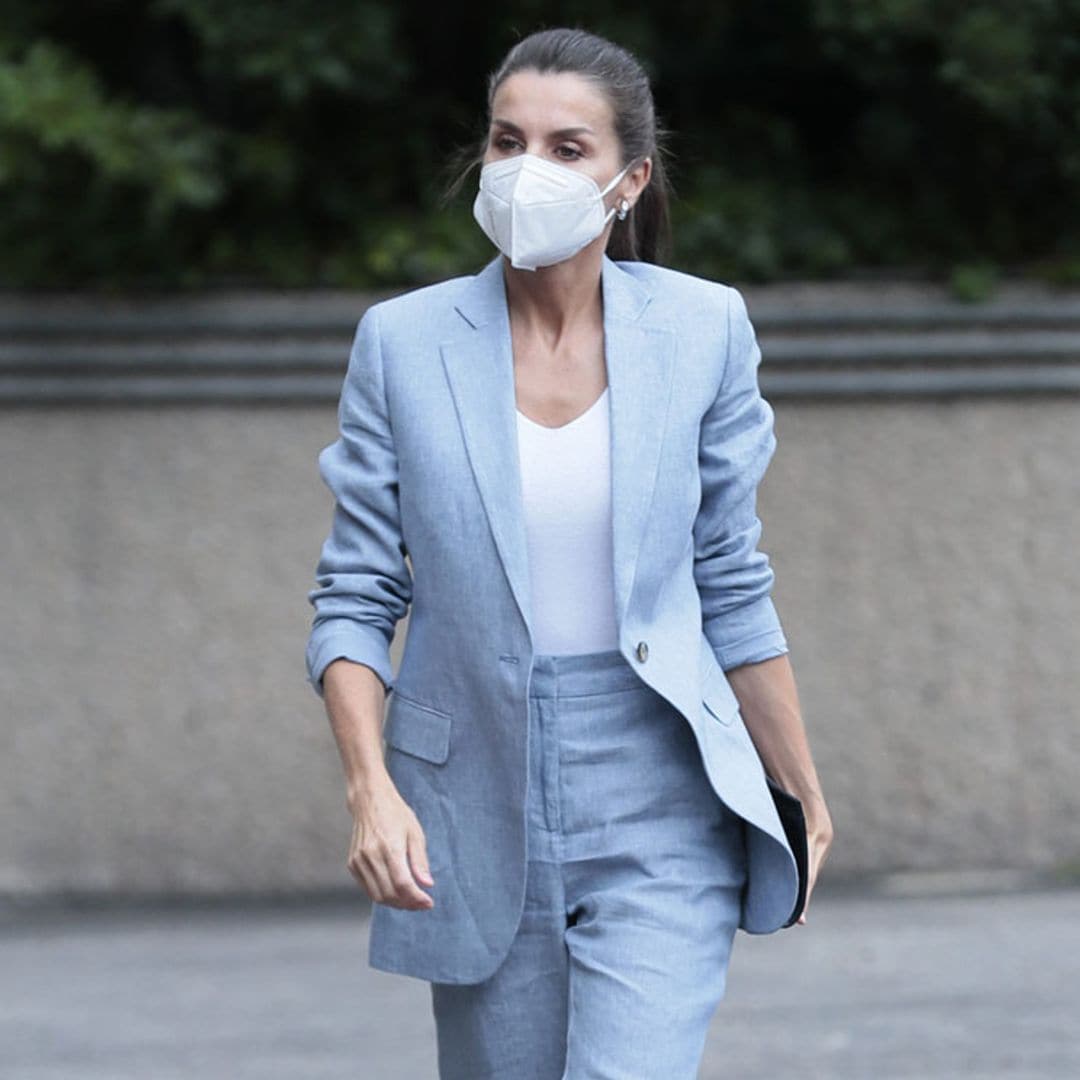 La Reina tarda un año en estrenar el traje de lino azul que es perfecto para verano